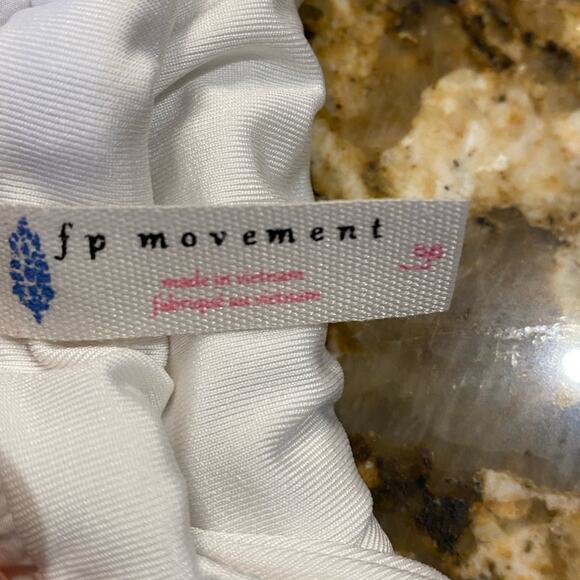 Free People Movement White Athleisure Shorts in a Womens Large - Picture 4 of 6